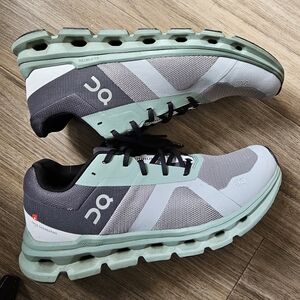 Size 10 On Running Cloudrunner moss/gray
